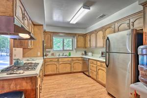 Η κουζίνα ή μικρή κουζίνα στο 7 Mi to Yosemite Natl Park Riverfront Getaway! +25 φωτογραφίες