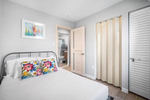 um quarto com uma cama branca e 2 almofadas em Unit 3 European style King size bed Stockton College em Atlantic City