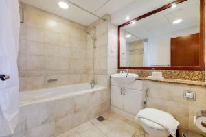 Koupelna v ubytování Al Murjan, Marina - Trendy One Bedroom