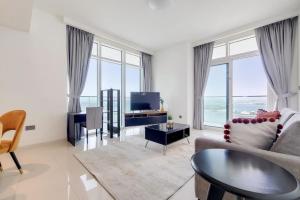 una sala de estar con un sofá y una mesa en Sunrise Bay 2 - Chic Two Bedroom, en Dubái