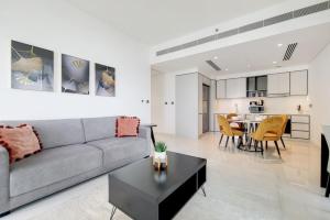 una sala de estar con un sofá y una mesa en Sunrise Bay 2 - Chic Two Bedroom, en Dubái