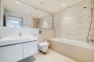 Un baño con lavabo, bañera e inodoro. en Sunrise Bay 2 - Chic Two Bedroom, en Dubái 8 fotos más