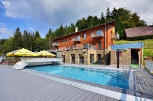 Bazén v ubytování Hotel Jirinka nebo v jeho okolí