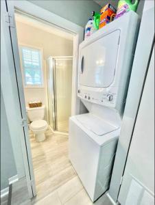 um frigorífico congelador branco numa casa de banho com WC em Mary Lake Hideaway em Bryan
