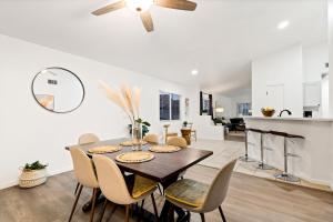 cocina y comedor con mesa y sillas en @ Marbella Lane - Modern 4BR Home in Oro Valley en Oro Valley