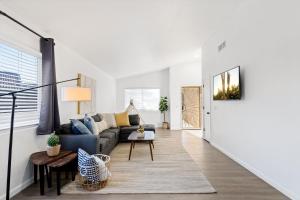 sala de estar con sofá y mesa en @ Marbella Lane - Modern 4BR Home in Oro Valley, en Oro Valley
