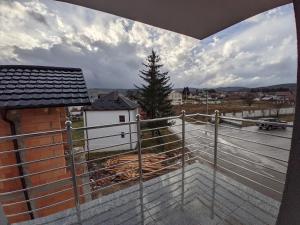 uma varanda com vista para um parque de estacionamento em Ika LuX apartmani 4* em Sjenica