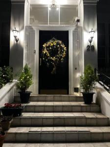 una corona en la puerta principal de un edificio en Dawson Place, Juliette's Bed and Breakfast en Londres