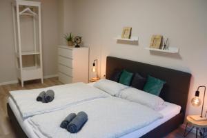 1 dormitorio con 2 camas y toallas. en Apartment im Herzen der Stadt en Brunswick