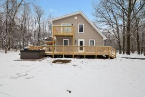 NEW! Cozy Pocono Retreat, Hot Tub, Ski, Fireplace v zimě