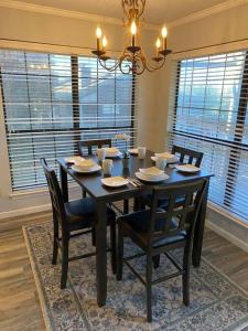 a dining room with a table with chairs and a chandelier at Lovely 1 bed condo near Lake Ray Hubbard in Garland