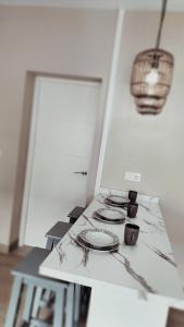 um balcão com duas placas e um candeeiro em Apartamento zafra Cristina em Zafra