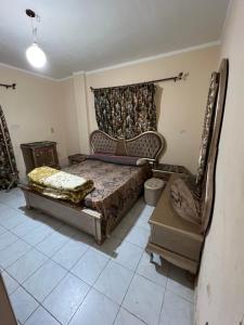 1 dormitorio con 1 cama grande y 1 silla en Dar Misr, en El Cairo