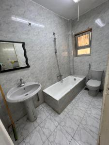 y baño con lavabo, bañera y aseo. en Dar Misr, en El Cairo