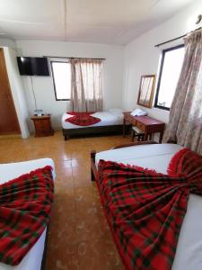 Rúm í herbergi á Hotel Montecarlo Beach +37 myndir