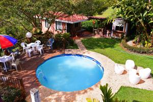 Výhled na bazén z ubytování Finca en Guatapé a solo minutos de la piedra, con Jacuzzi & piscina nebo okolí