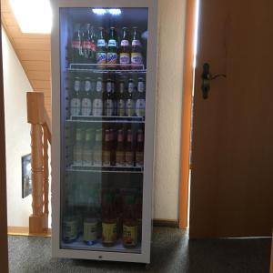 een koelkast gevuld met veel flessen frisdrank bij Gästehaus Mia in Norddeich