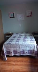 Un dormitorio con una cama con una manta. en Residencial Recanto Paraíso BC - Cobertura, en Balneário Camboriú