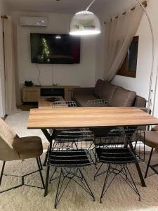 TV a/nebo společenská místnost v ubytování Rock House Villa