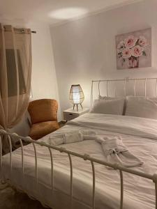 德拉瑪的住宿－Rock House Villa，一间卧室配有一张床、一把椅子和一盏灯