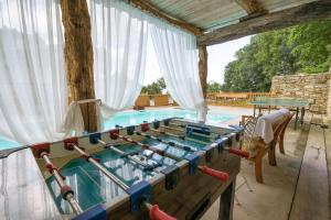 uma piscina interior com uma mesa e uma mesa de bilhar em Il Sogno Della Vita AgriResort - Country Rooms & Suites em Peveragno