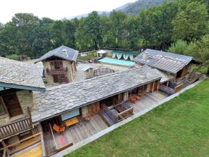 uma vista aérea de uma casa com piscina em Il Sogno Della Vita AgriResort - Country Rooms & Suites em Peveragno