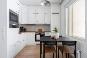 Kuchyň nebo kuchyňský kout v ubytování 2ndhomes Tampere "RANTA" apartment - Sauna & Lake View