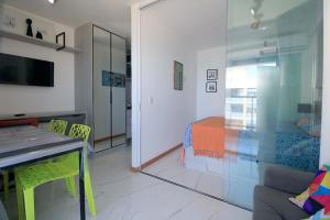 薩爾瓦多的住宿－Vista Panorâmica, Conforto e Piscina à Beira-Mar，一间带桌子的客厅和一间卧室