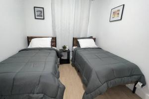 2 Betten nebeneinander in einem Zimmer in der Unterkunft Modern 2 bedroom apt w pool table in Heart of BKLYN in Brooklyn