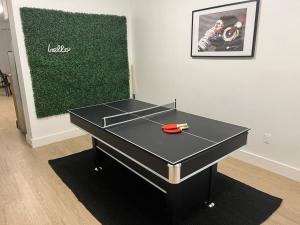 eine schwarze Tischtennisplatte in einem Zimmer in der Unterkunft Modern 2 bedroom apt w pool table in Heart of BKLYN in Brooklyn