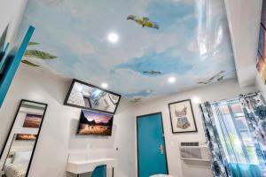a room with a ceiling with a blue sky at Royal Hawaiian Inn - Mid City, Los Angeles in Los Angeles