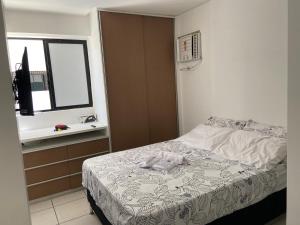 ein Schlafzimmer mit einem Bett und einem Handtuch darauf in der Unterkunft Apart. Dois quartos na Ponta Verde in Maceió