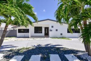 una casa con palmeras frente a una entrada en Five Bedroom Villa With POOL In Highland Lakes Near Aventura Mall, en Miami