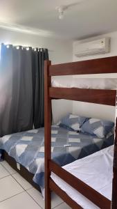 a bedroom with two bunk beds in a room at Apartamento em Pipa in Pipa
