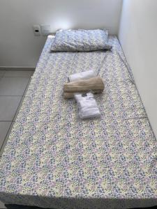 2 letti con cuscini in una stanza di Apart. Dois quartos na Ponta Verde a Maceió Altre 31 foto