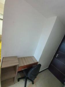 an office with a desk and a chair next to a wall at R.1111 Estudio ejecutivo, práctico, en el centro. in Panama City