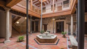 a courtyard with a fountain in the middle of a building at Apartamento Lorenzana in Toledo