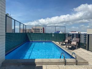 una piscina sul tetto di un edificio di Apart. Dois quartos na Ponta Verde a Maceió