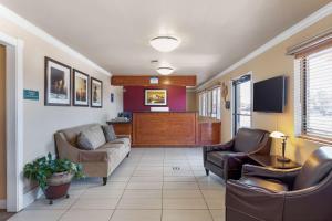 TV a/nebo společenská místnost v ubytování Best Western Caprock Inn