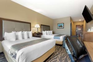 Ένα ή περισσότερα κρεβάτια σε δωμάτιο στο Best Western Plus Fort Stockton Hotel +32 φωτογραφίες