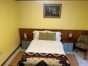 - une chambre avec un lit et une chaise dans l'établissement La Casa del Molino Blanco B&B, à Baños