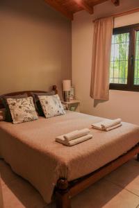 1 dormitorio con 1 cama con 2 toallas en Departamento Parras del Abuelo 2 en Malargüe