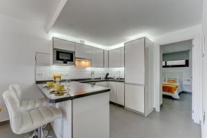 Kuchnia lub aneks kuchenny w obiekcie BuenaVista Sunflower Apartment in Playa La Arena