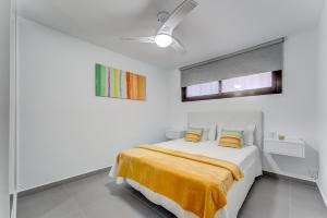 Łóżko lub łóżka w pokoju w obiekcie BuenaVista Sunflower Apartment in Playa La Arena