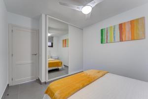 Łóżko lub łóżka w pokoju w obiekcie BuenaVista Sunflower Apartment in Playa La Arena