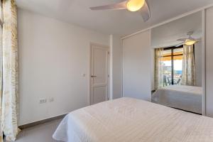 Łóżko lub łóżka w pokoju w obiekcie BuenaVista Sunflower Apartment in Playa La Arena