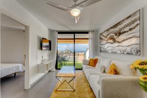 Telewizja i/lub zestaw kina domowego w obiekcie BuenaVista Sunflower Apartment in Playa La Arena