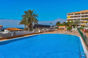 Basen w obiekcie BuenaVista Sunflower Apartment in Playa La Arena lub w pobliżu