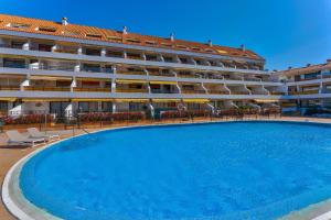 Basen w obiekcie BuenaVista Sunflower Apartment in Playa La Arena lub w pobliżu