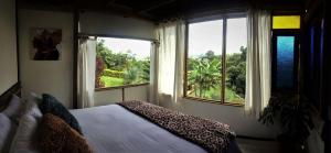 聖羅莎德卡瓦爾的住宿－Cántaros Glamping，一间卧室配有一张豹纹床和一个窗户。
